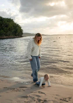 Une séance photo entre une mère et son fils en bord de mer, dans un style lifestyle.