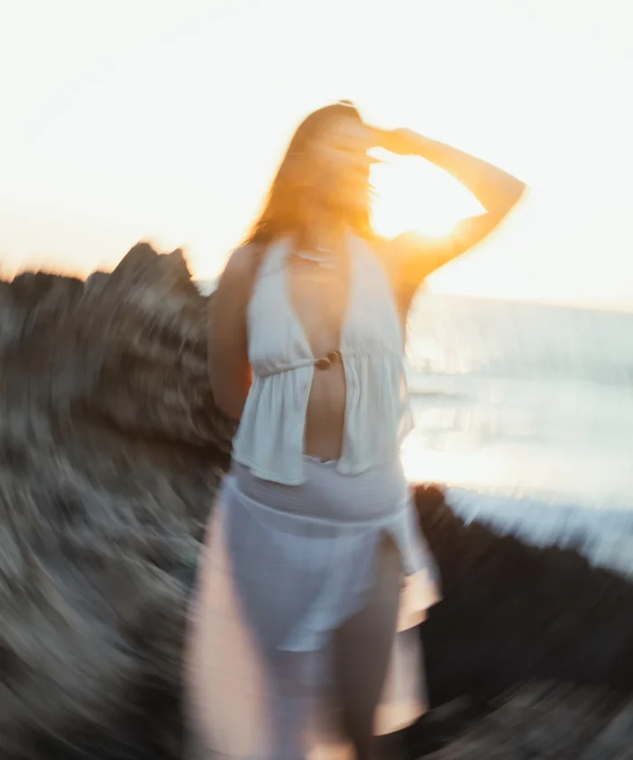 Une photo en flou artistique réalisée lors d'un shooting photo confiance en soi à Hyères