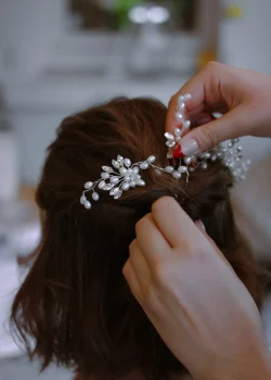 Une mariée orne sa coiffure d'une broche en perle. La touche finale pour un mariage en Provence élégant et raffiné.